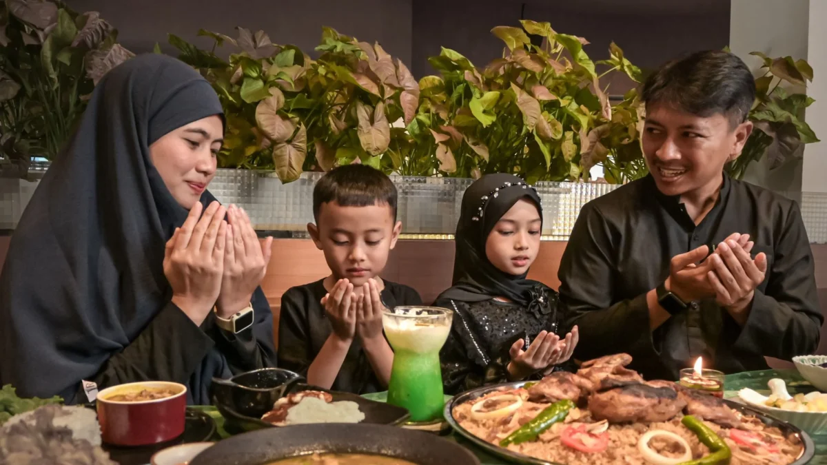 7 Cara Mengajarkan Anak Mengenal Doa Harian Sejak Dini Tanpa Paksaan
