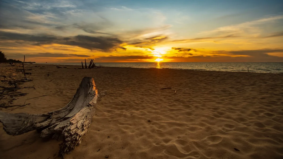 Panduan Wisata Pantai Berpasir Putih yang Sangat Lengkap