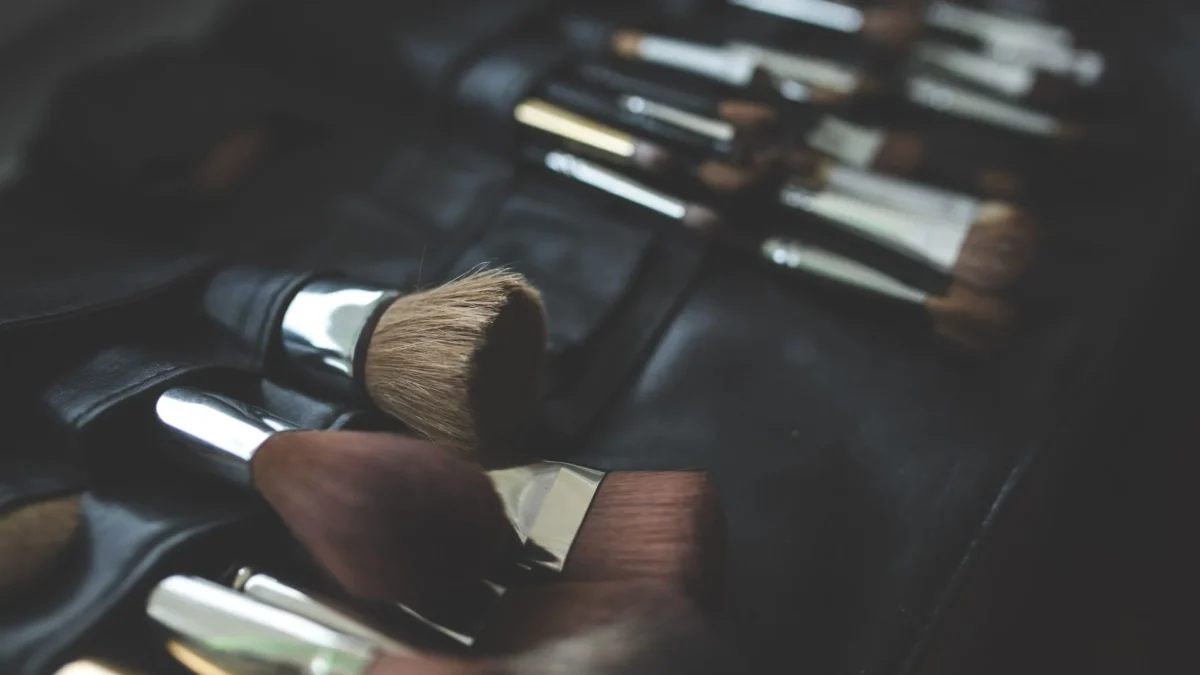 Cara Memilih Makeup Natural yang Pas untuk Tampilan Segar Seharian
